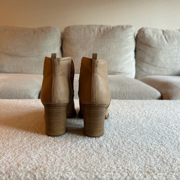 Booties size 8 - Picture 3 of 3